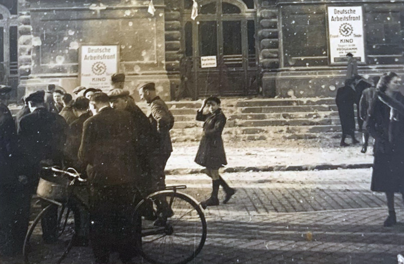 Devant le théâtre de Calais en 1942